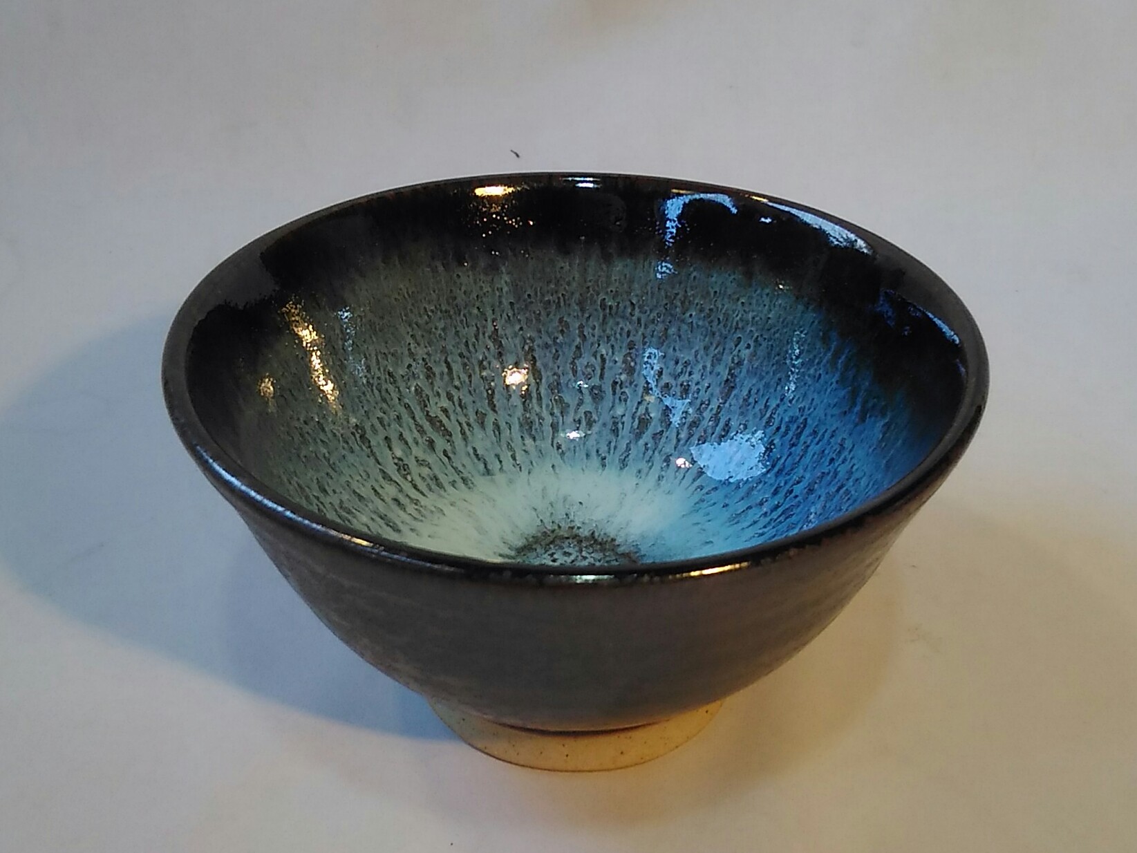 黒マット釉青流し飯碗です。窯開きを行います。 | 三池焼ホームページ