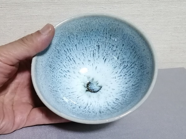 青白釉飯碗です